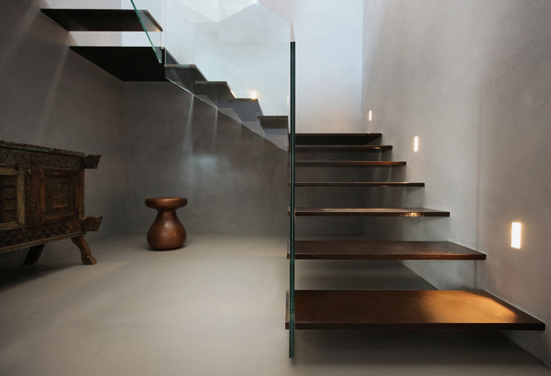 maison-moderne-jardin-acier-corten-escalier-marche-bois-peinture-murale-grise