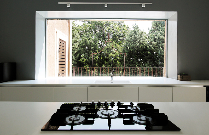 maison-moderne-jardin-acier-corten-terrasse-cuisine-blanche