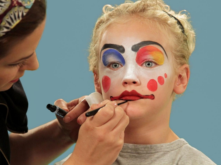 maquillage-Halloween-clown-fard-orange-cheveux-boucles