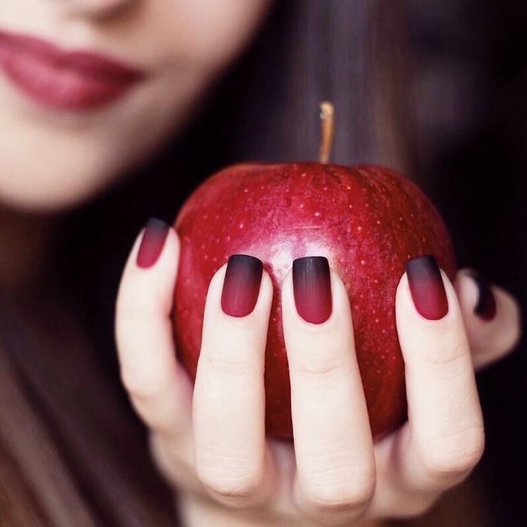 maquillage-Halloween-déco-ongles-rouge-noir-ombré