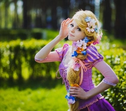 maquillage-Halloween-princesse-Raiponce-déguisement-robe-rose-coiffure-cheveux-longs-blonds