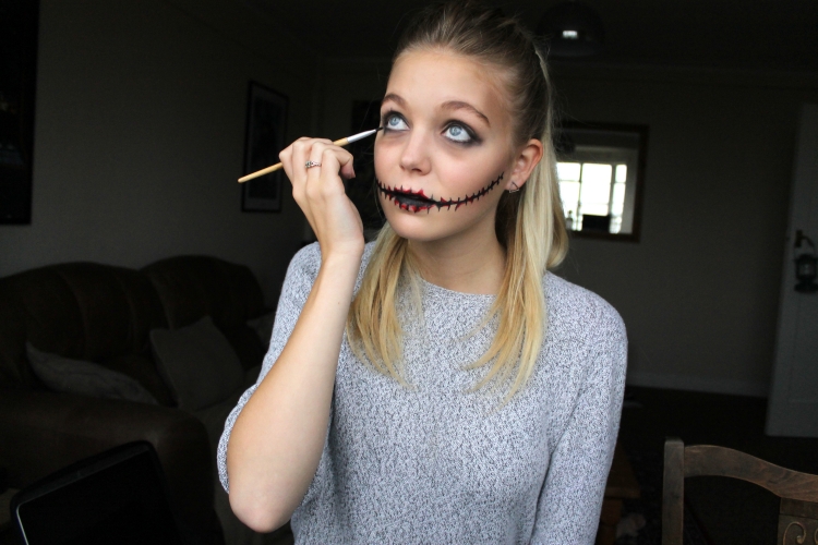 maquillage-Halloween-visage-fer-barbele-crayon-noir
