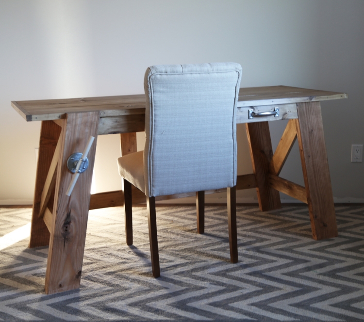 meuble-bureau-fait maison bois massif vieilli tapis gris chevrons
