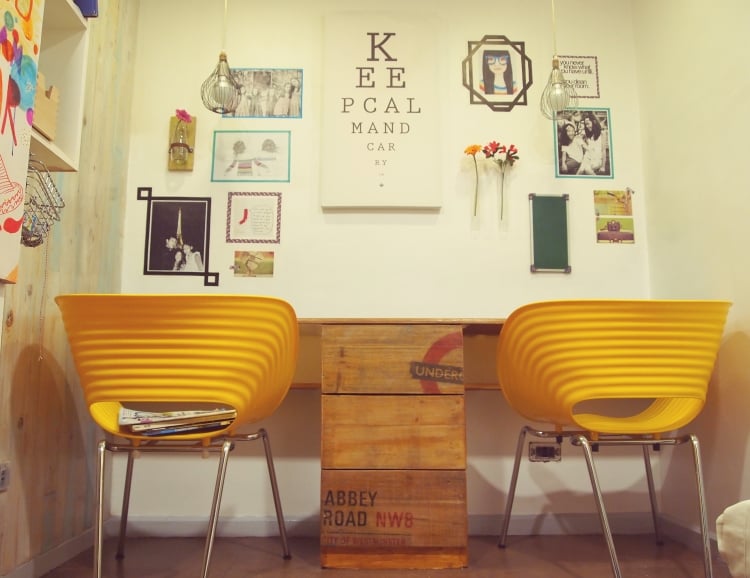 meuble-bureau-original-fait maison bois récup chaises design jaunes