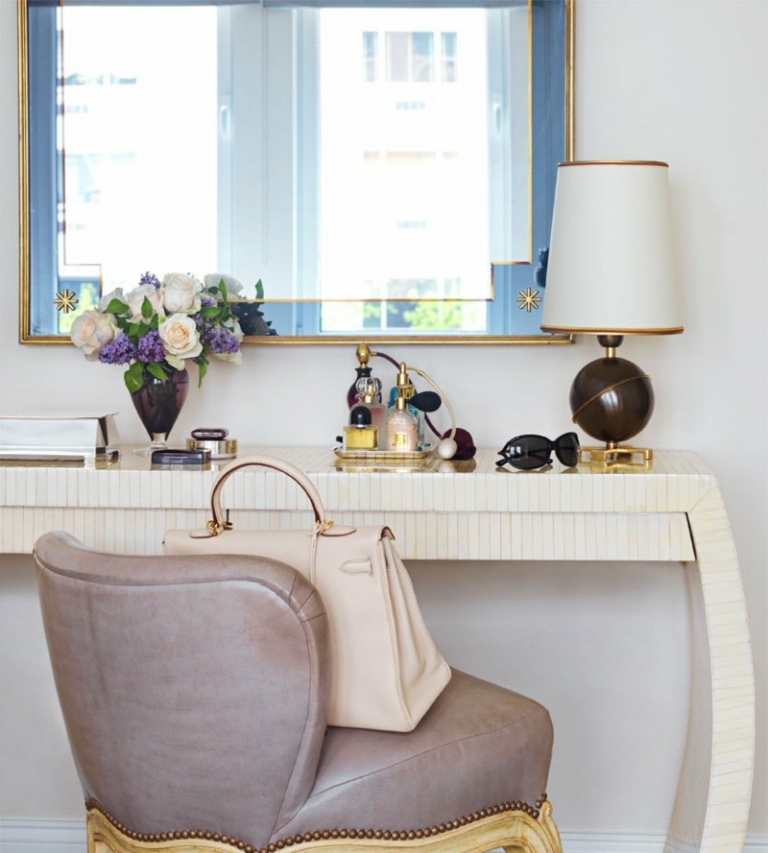 meuble coiffeuse console blanche chaise cuir miroir cadre doré