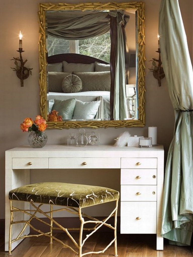 meuble-coiffeuse-original-grand-miroir-richement-décoré-tabouret-assorti