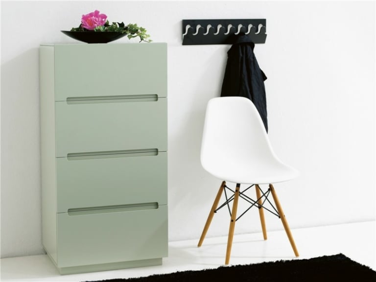 meuble-d-entree--style-scandinave-chaise-vintage-patere-noire-peinture-murale-blanche-armoire-rangement