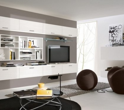 meuble-mural-salon-armoires-modules-blancs-peinture-murale-grise-tapis-shaggy-gris-meubles-marron