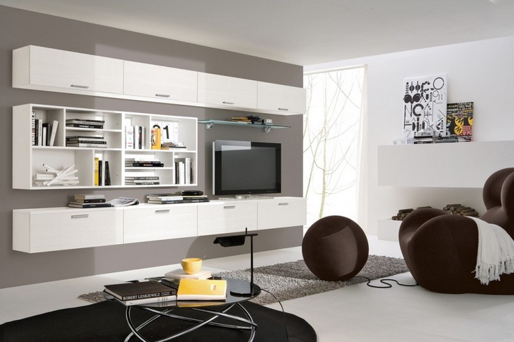 meuble-mural-salon-armoires-modules-blancs-peinture-murale-grise-tapis-shaggy-gris-meubles-marron meuble mural salon