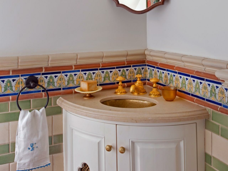meuble-vasque-salle-bain petit espace lavabo angle obineterie orientale dorée