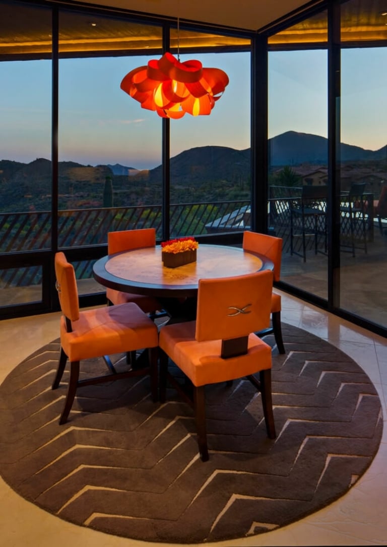 meubles-contemporains-colores-coin-cafe-chaises-orange-tapis-marron