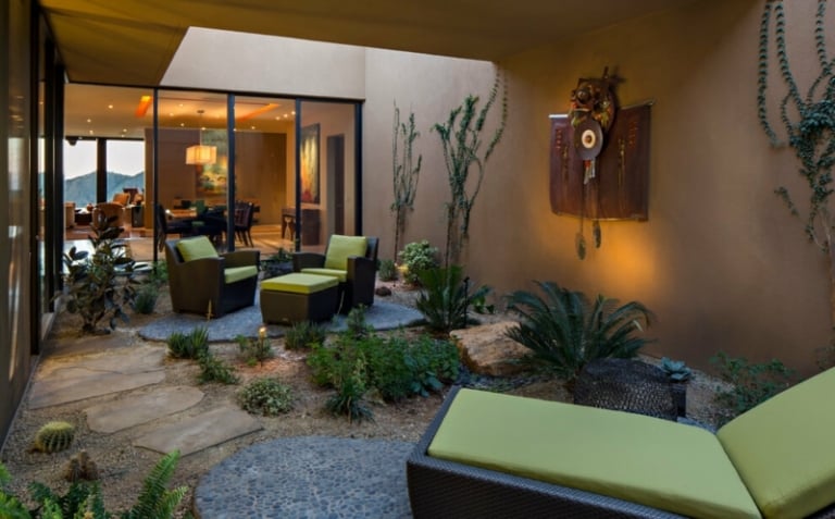 meubles-contemporains-colores-fauteuils-rotin-coussins-vert-pistache-cactus-cour-interieure meubles contemporains