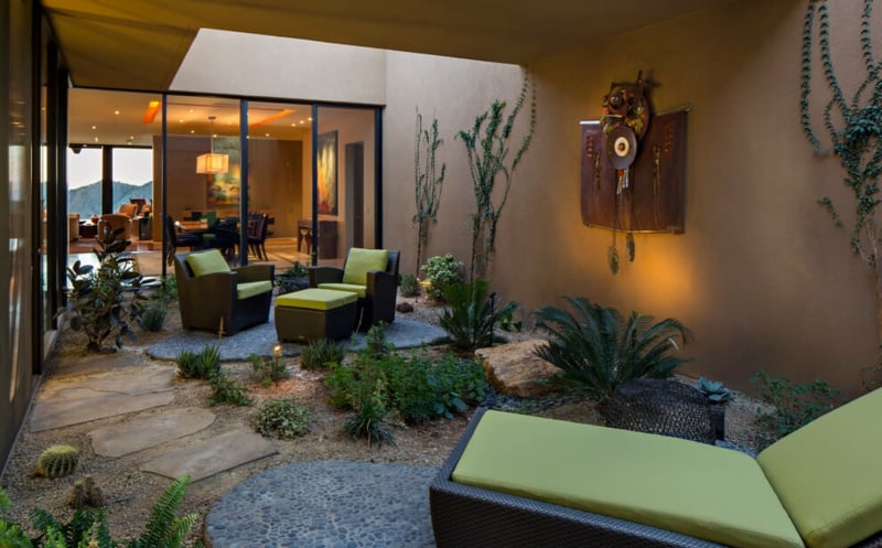 meubles-contemporains-colores-fauteuils-rotin-coussins-vert-pistache-cactus-cour-interieure meubles contemporains