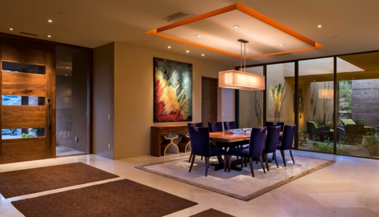 meubles-contemporains-colores-salle-manger-chaises-pourpres-corniche-orange-tapis-marron meubles contemporains