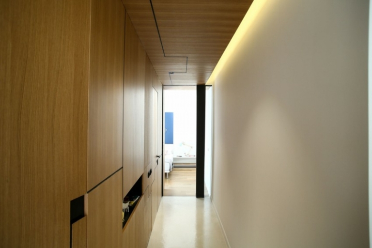 meubles-rangement-encastrés-niche-couloir-portes-bois