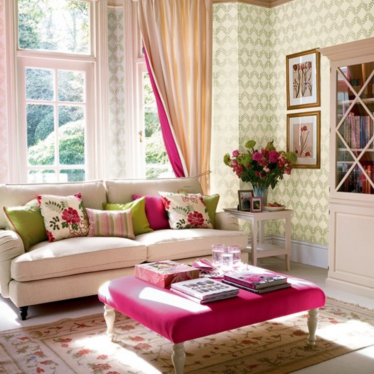 meubles-shabby-chic-blanc-rose-coussins-motifs-floraux