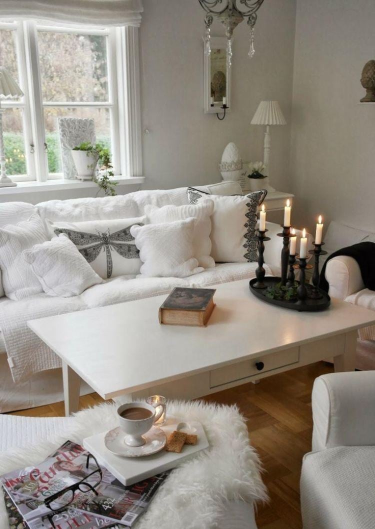meubles-shabby-chic-canapé-blanc-coussins-dentelle-motif-libellule-table-basse-blanche-chandelier