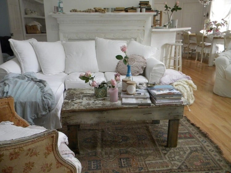 meubles-shabby-chic-canapé-blanc-table-basse-bois-vinage-cheminée-classique