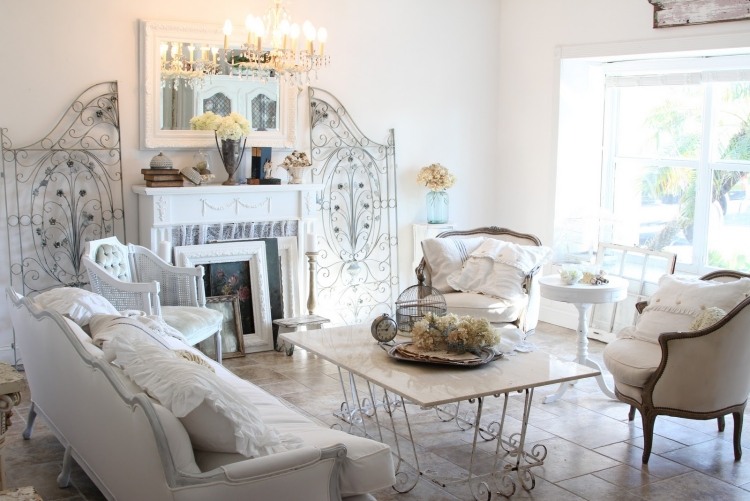 meubles-shabby-chic-canapé-droit-blanc-fauteuils-style-victorien-cheminée-classique-porte-jardin-fer meubles shabby chic