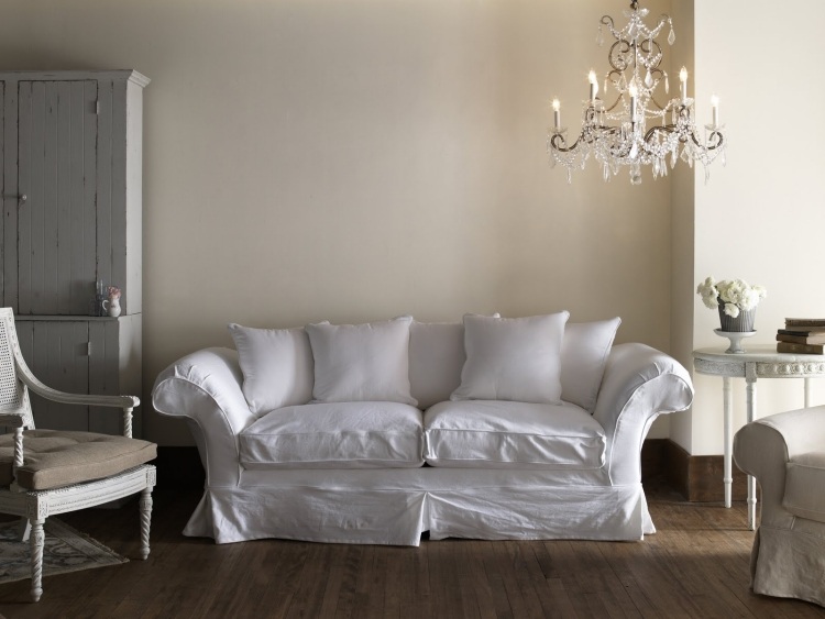 meubles-shabby-chic-canapé-housse-blanche-lustre-pampilles-vintage-table-appoint-vintage