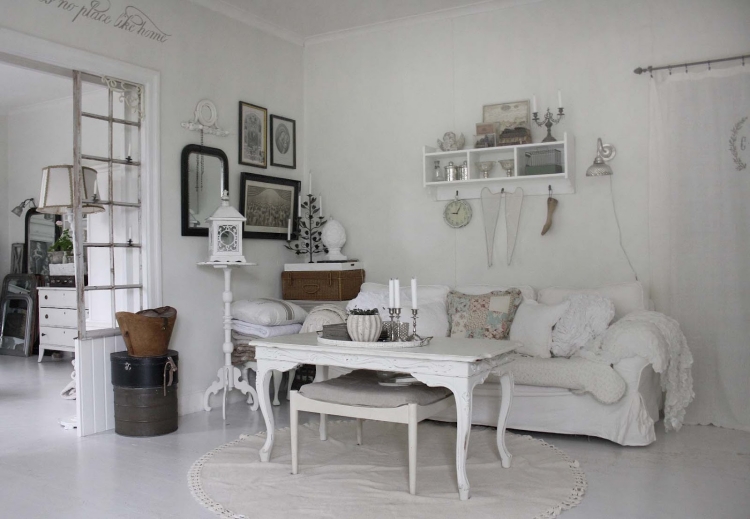 meubles-shabby-chic-canapé-housse-blanche-table-base-vintage-coussins-décoratifs meubles shabby chic