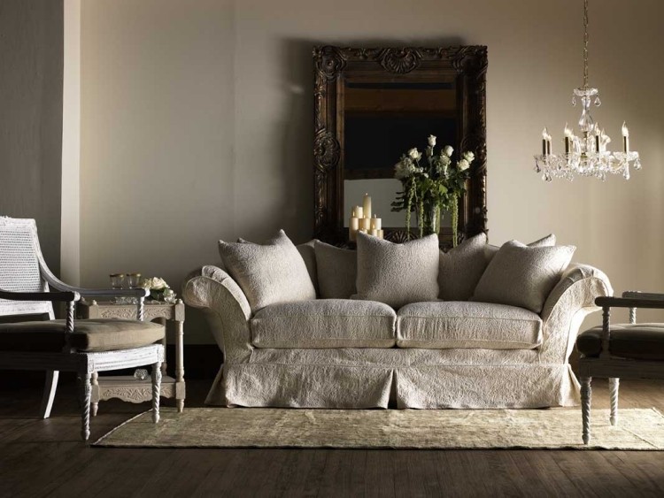 meubles-shabby-chic-canapé-housse-motif-jacquard-lustre-vintage-miroir-poser-cadre-bois-massif
