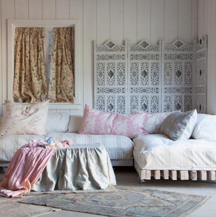 meubles-shabby-chic-canapé-palettes-coussins-motifs-floraux-lambris-mural-blanc