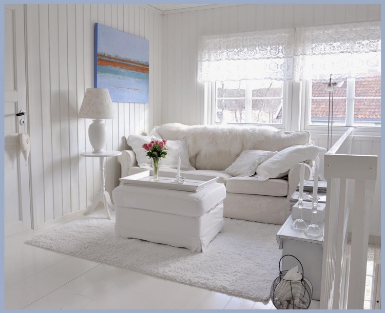 meubles-shabby-chic-canapé-rembourré-blanc-ottoman-tapis-blanc-lampe-table-blanche