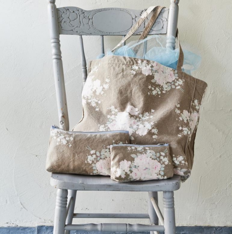 meubles-shabby-chic-chaise-bois-blanc-ornements-sac-motif-floral
