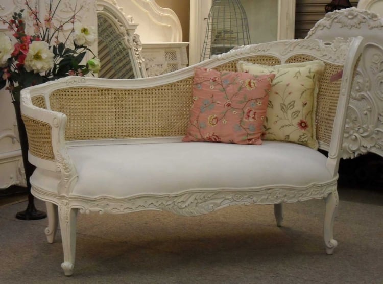 meubles-shabby-chic-lit-banquette-coussins-motifs-floraux-déco-florale