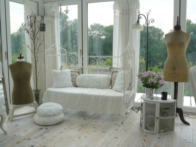 meubles-shabby-chic-lit-banquette-fer-forgé-blanc-coussins-armoirette-blanche-fleurs meubles shabby chic
