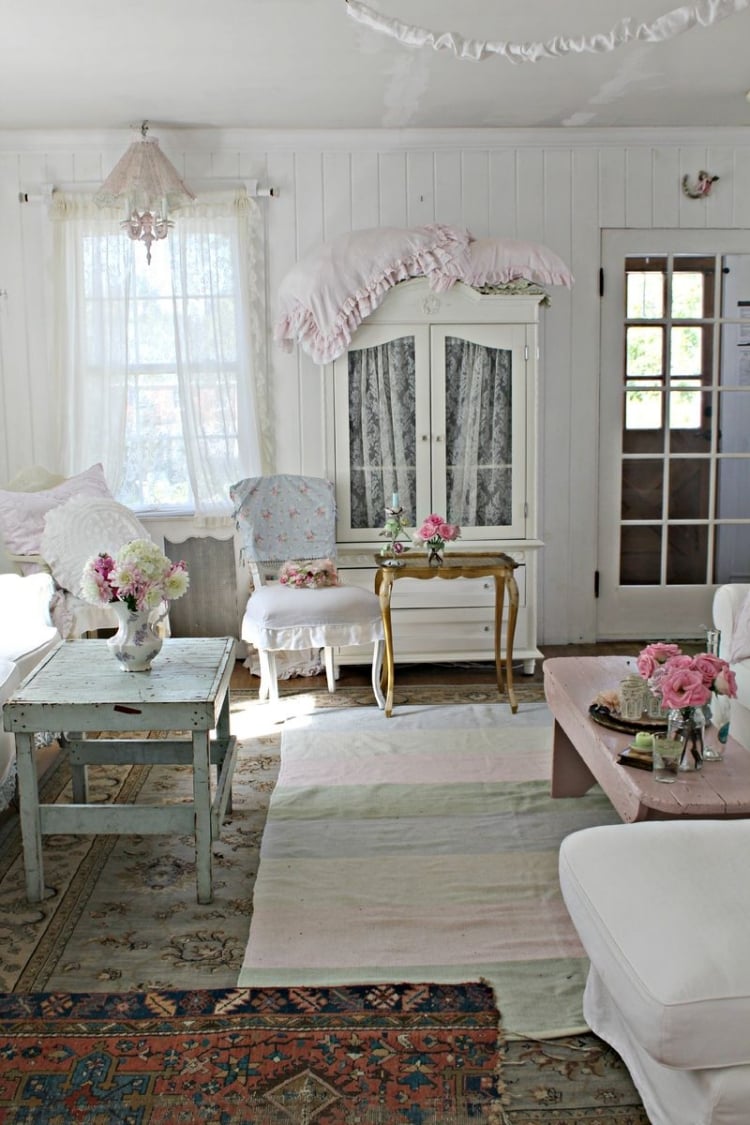 meubles-shabby-chic-placard-table-basse-bois-tapis-motifs-lambris-mural-blanc meubles shabby chic