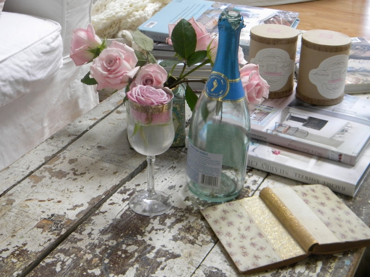 meubles-shabby-chic-table-bois-peinture-exfoliée-bouquet-roses