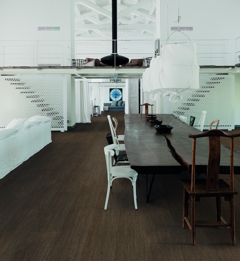 mezzanine-design-table-rustique-chaises-revêtement-sol-liège-Wicanders