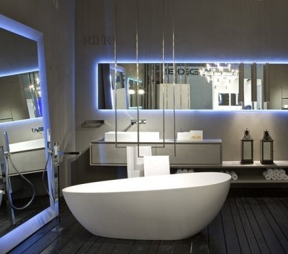 miroir salle de bain lumineux design italien Rifra baignoire îlot