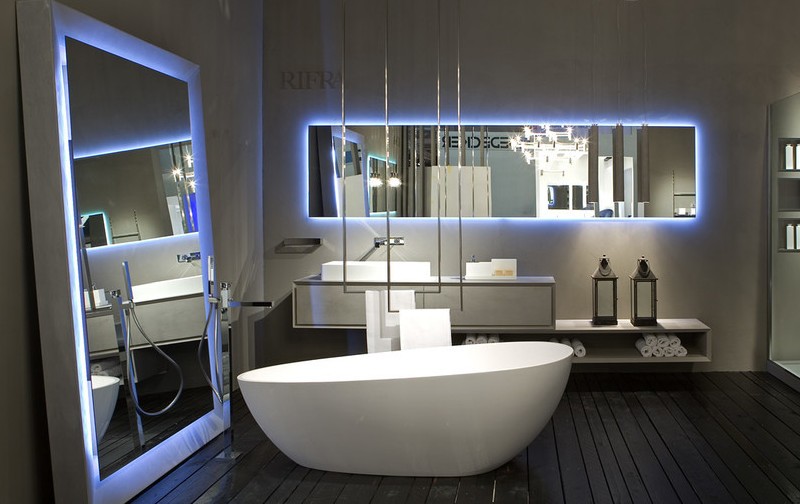 miroir salle de bain lumineux design italien Rifra baignoire îlot