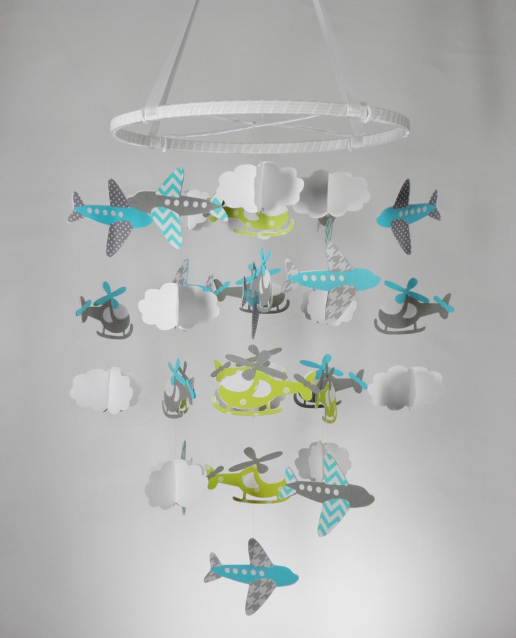 mobile-bébé-DIY-avions-hélicoptères-nuages-papier-coloré