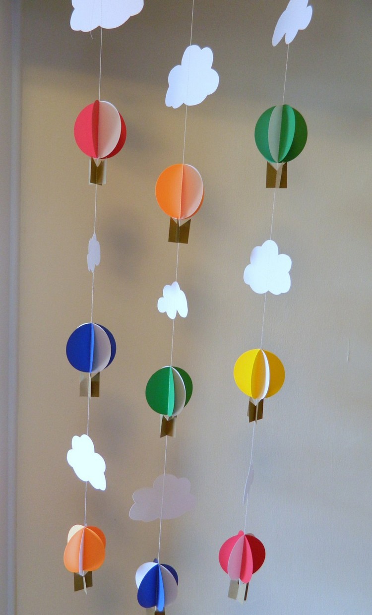 mobile-bébé-DIY-ballons-air-chaud-papier-coloré-nuages