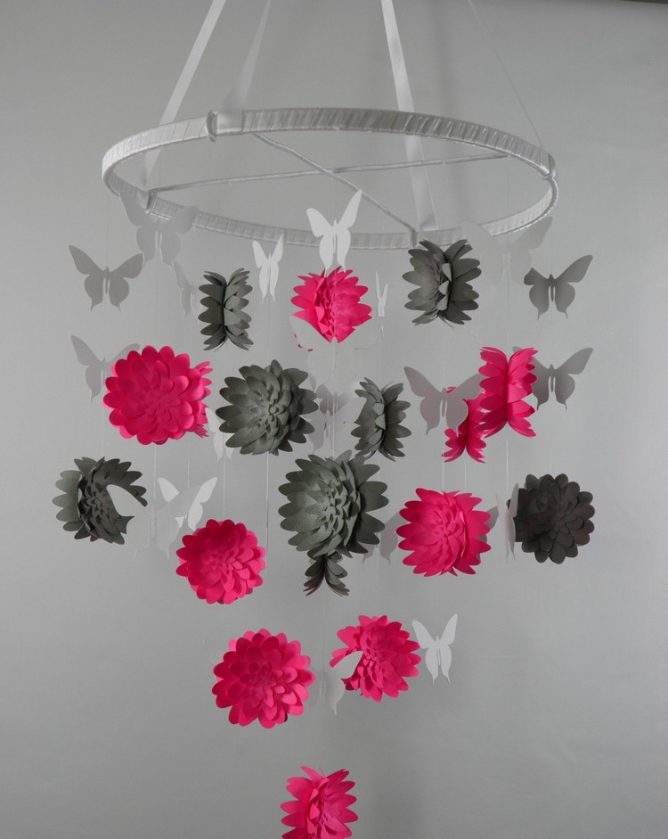 mobile-bébé-DIY-fleurs-papier-gris-rose-papillons