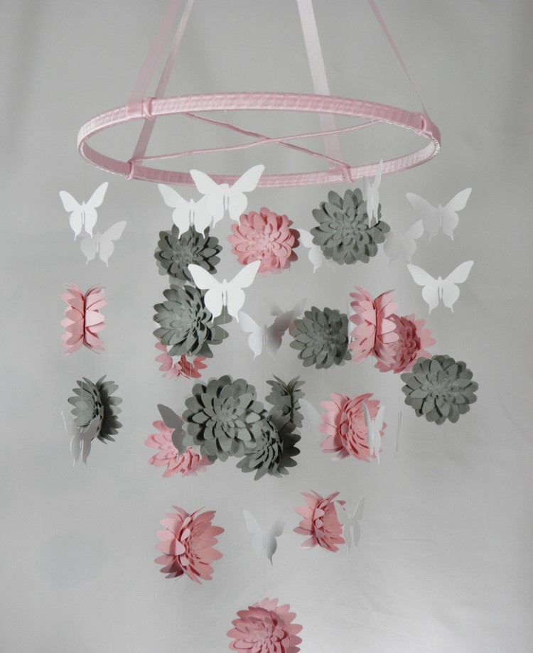 mobile-bébé-DIY-fleurs-roses-grises-papier-3D-papillons-papier-blanc