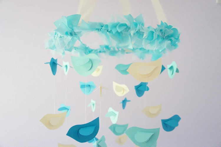 mobile-bébé-DIY-oiseaux-papier-nuances-bleu-crème-rubans-turquoise