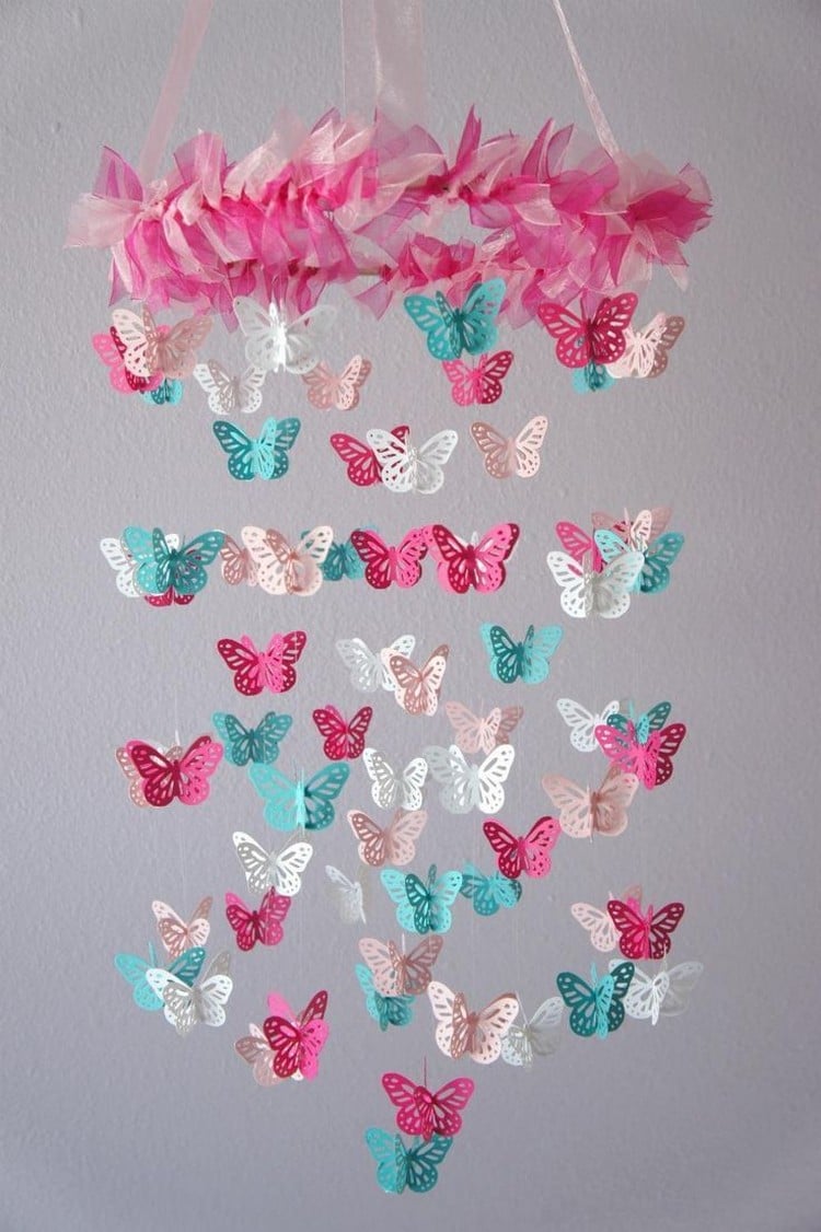 mobile-bébé-DIY-papillons-papier-rose-turquoise-blanc-rubans 