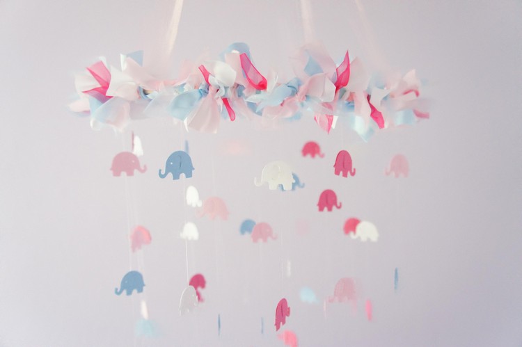 mobile-bébé-DIY-éléphants-papier-rose-blanc-bleu-rubans-colorés