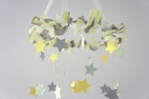 mobile-bébé-DIY-étoiles-papier-jaune-gris-ruban-jaune-gris
