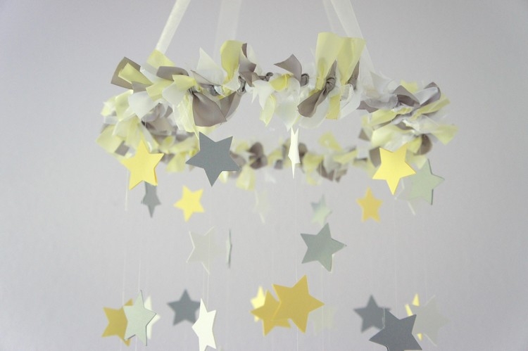 mobile-bébé-DIY-étoiles-papier-jaune-gris-ruban-jaune-gris