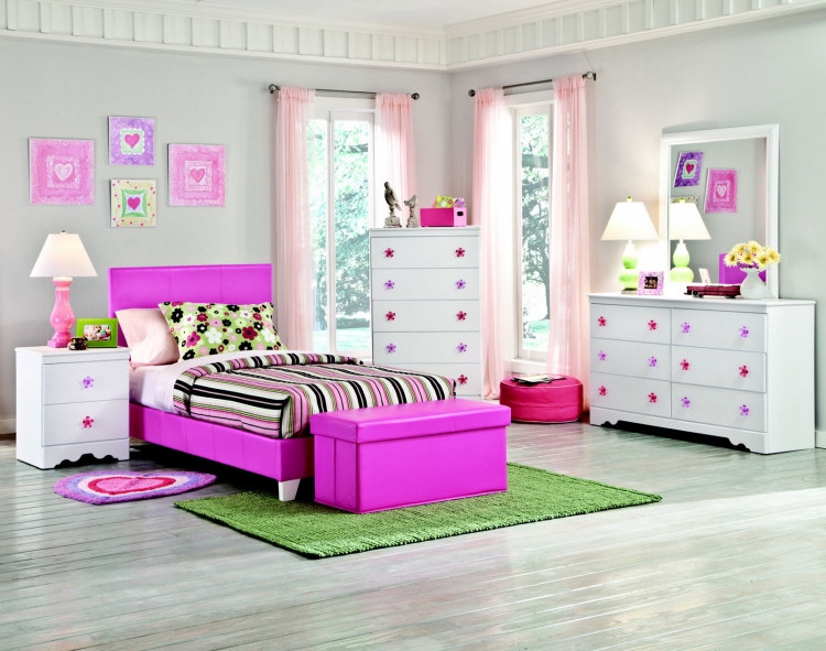 mobilier-chambre-fille-blanc-poignées-fleurs-lit-rose-tapis-vert