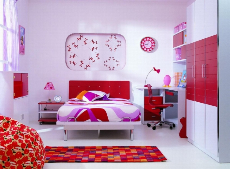 mobilier-chambre-fille-blanc-rouge-peinture-murale-blanche-tapis-cubes-pouf-poire