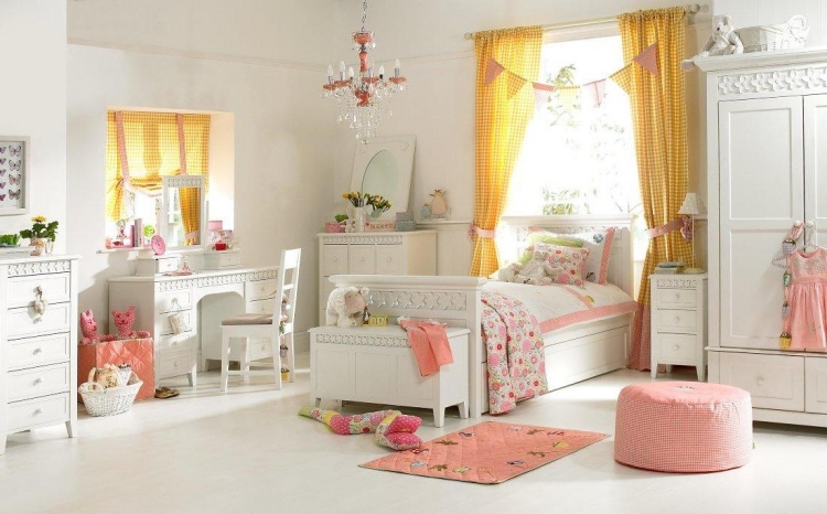 mobilier-chambre-fille-coiffeuse-lit-armoire-blanc-rideaux-jaunes-pouf-rose