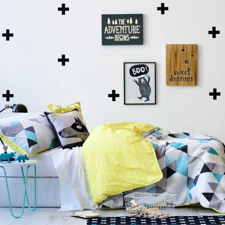 mobilier-chambre-fille-peinture-murale-blanche-croix-noires-literie-couleurs-pastel