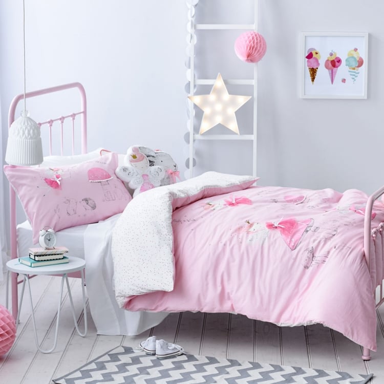 mobilier-chambre-fille-peinture-murale-blanche-literie-blanc-rose-tapis-chevron-blanc-gris mobilier chambre fille